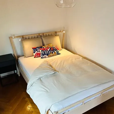 B17 Two Bed West Town *