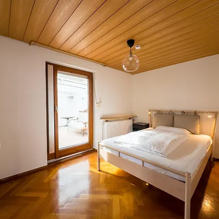 Sunroom 2 Bed West Town B17 דירה